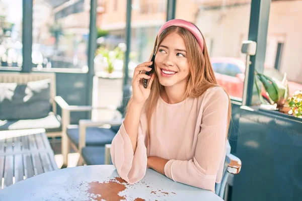 Junge Kaukasierin Lächelt Glücklich Mit Smartphone Die Stadt — Stockfoto