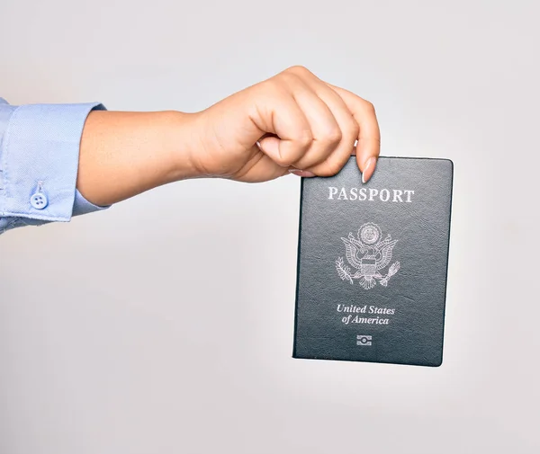 Mano Mujer Joven Caucásica Sosteniendo Documento Pasaporte Estados Unidos Sobre —  Fotos de Stock