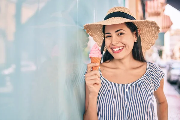 若いですラテン観光の女の子オン休暇笑顔幸せな食べるアイスクリームにザ街 — ストック写真
