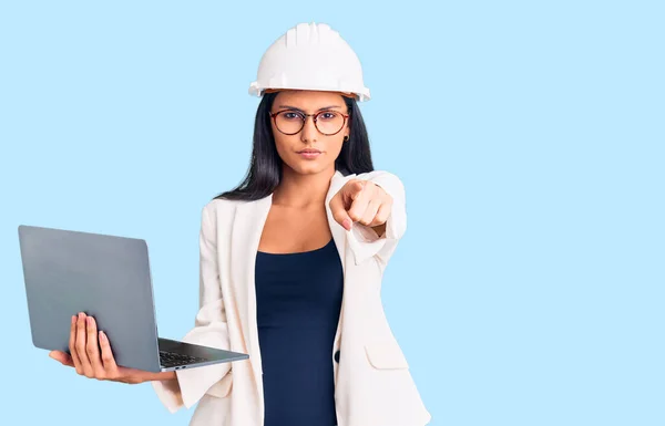 Jovem Bela Menina Latina Vestindo Arquiteto Hardhat Segurando Laptop Apontando — Fotografia de Stock