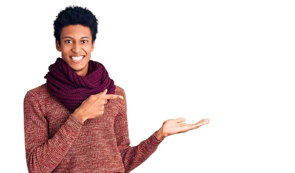 Ung Afrikansk Amerikansk Man Bär Casual Vinter Tröja Och Halsduk — Stockfoto