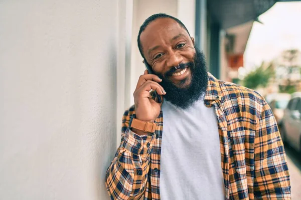 Snygg Modern Afrikansk Amerikansk Man Med Skägg Talar Telefon Staden — Stockfoto