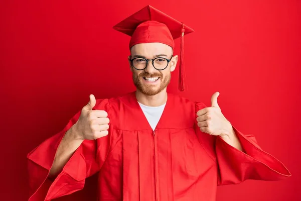 Joven Pelirrojo Vestido Con Gorra Graduación Roja Signo Éxito Túnica — Foto de Stock