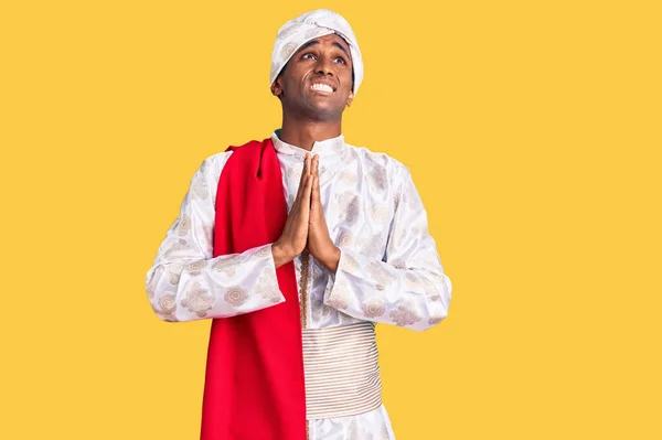 Homem Bonito Africano Vestindo Roupas Saree Sherwani Tradição Implorando Orando — Fotografia de Stock