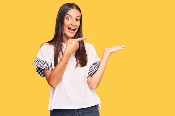 Jovem Hispânica Vestindo Roupas Casuais Espantada Sorrindo Para Câmera Apresentar — Fotografia de Stock