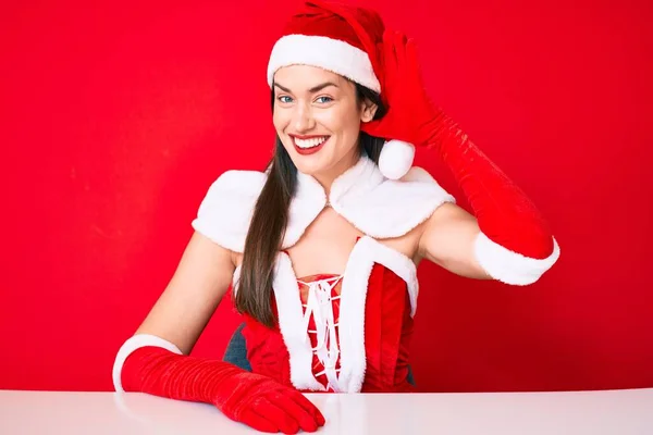 Jovem Caucasiana Vestindo Traje Papai Noel Sorrindo Com Mão Sobre — Fotografia de Stock