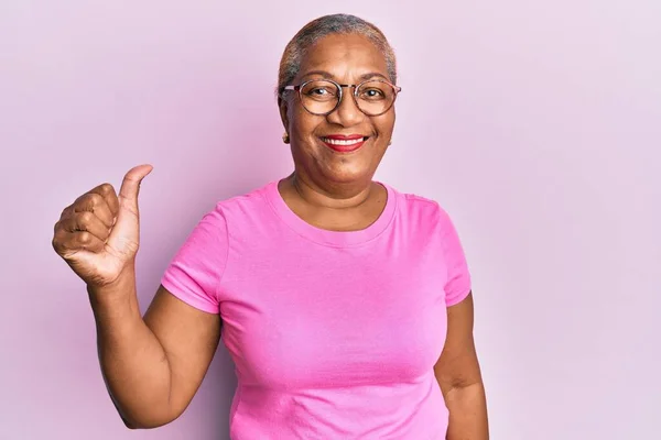 Sênior Africano Americano Mulher Vestindo Roupas Casuais Óculos Sorrindo Feliz — Fotografia de Stock