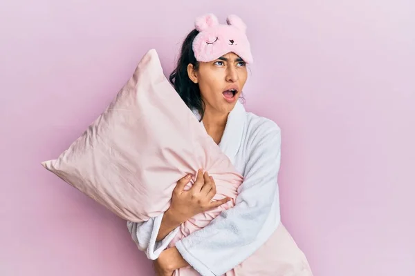 Hispanisches Teenagermädchen Mit Zahnspange Schlafmaske Und Kopfkissen Mantel Wütend Und — Stockfoto