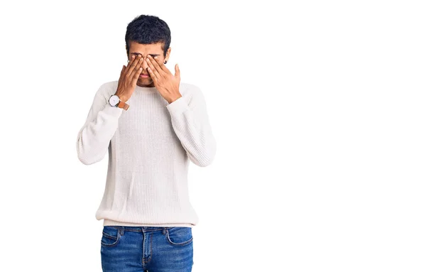 Jonge Afrikaanse Amerikaanse Man Draagt Casual Kleding Wrijven Ogen Voor — Stockfoto