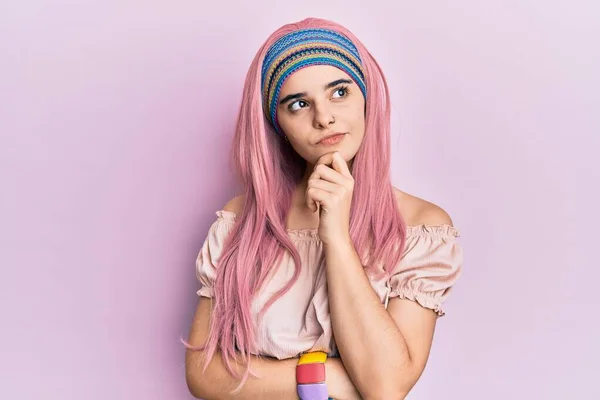 Menina Hispânica Jovem Com Cabelo Rosa Pensando Concentrou Sobre Dúvida — Fotografia de Stock
