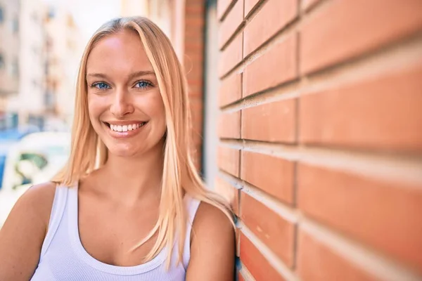 Jong Blond Meisje Glimlachen Gelukkig Leunend Muur Stad — Stockfoto