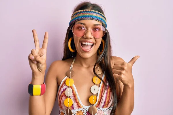 Schöne Hispanische Frau Bohemian Und Hippie Stil Tut Friedenssymbol Zeigt — Stockfoto