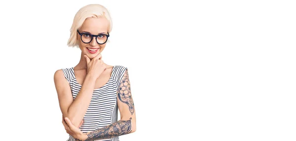 Νεαρή Ξανθιά Γυναίκα Τατουάζ Φορώντας Casual Ρούχα Και Γυαλιά Που — Φωτογραφία Αρχείου