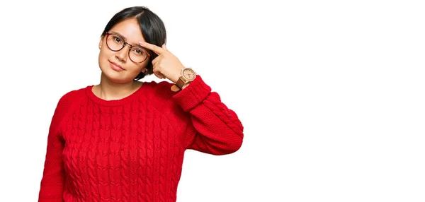 Jovem Mulher Hispânica Bonita Com Cabelo Curto Vestindo Camisola Casual — Fotografia de Stock