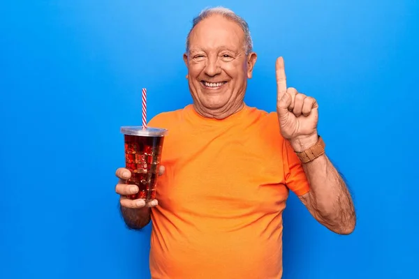 Senior Knappe Grijsharige Man Drinken Cola Verfrissing Drank Blauwe Achtergrond — Stockfoto