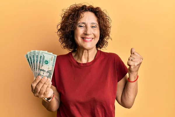 Güzel Orta Yaşlı Bir Kadın Elinde Dolarlık Banknotlarla Gururla Bağırıyor — Stok fotoğraf