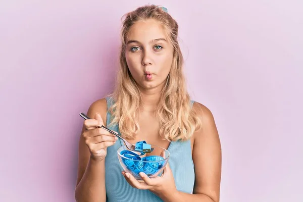 Ung Blond Flicka Äter Mätaren Gör Diet För Viktminskning Gör — Stockfoto