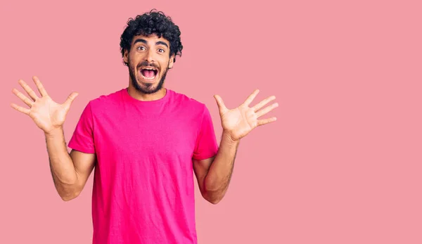 Jovem Bonito Com Cabelo Encaracolado Urso Vestindo Camiseta Rosa Casual — Fotografia de Stock