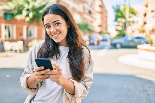 Jovem Hispânica Sorrindo Feliz Usando Smartphone Cidade — Fotografia de Stock