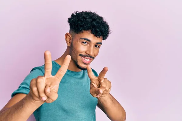 Ein Junger Arabischer Gutaussehender Mann Lässiger Kleidung Lächelt Die Kamera — Stockfoto