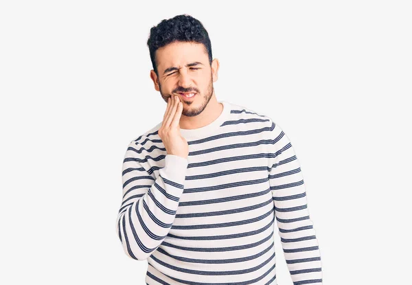 Junge Hispanische Mann Lässiger Kleidung Berühren Mund Mit Der Hand — Stockfoto