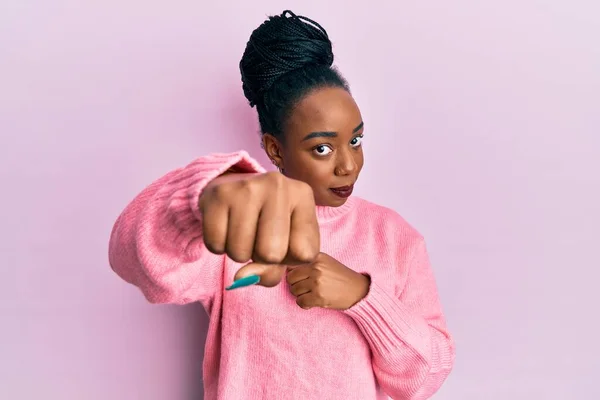 Junge Afrikanisch Amerikanische Frau Lässigem Winterpullover Mit Faustschlägen Zum Kampf — Stockfoto
