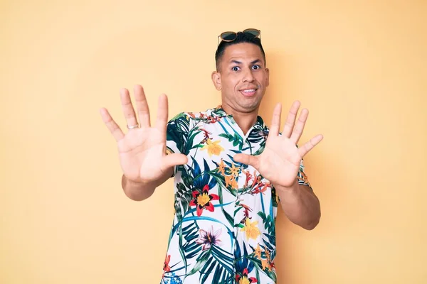 Homem Latino Bonito Jovem Vestindo Roupas Verão Com Medo Aterrorizado — Fotografia de Stock