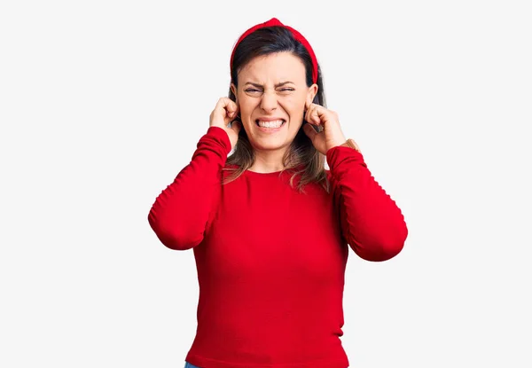 年轻美丽的女人穿着休闲装 用手指捂住耳朵 对嘈杂的音乐感到恼怒 聋人概念 — 图库照片