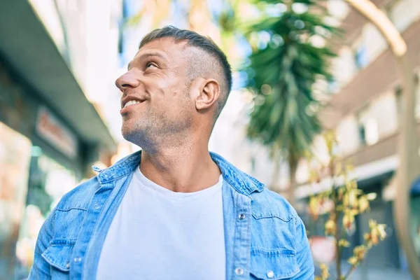 Jovem Caucasiano Sorrindo Feliz Andando Cidade — Fotografia de Stock