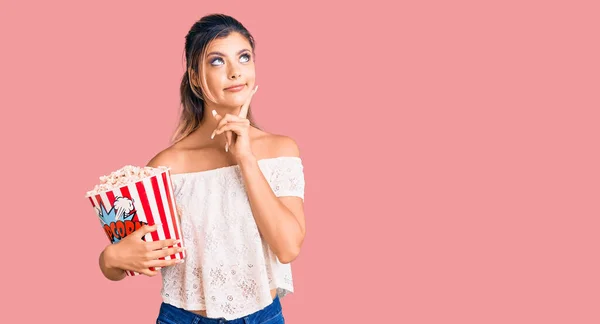 Giovane Bella Donna Che Tiene Popcorn Faccia Seria Pensando Alla — Foto Stock