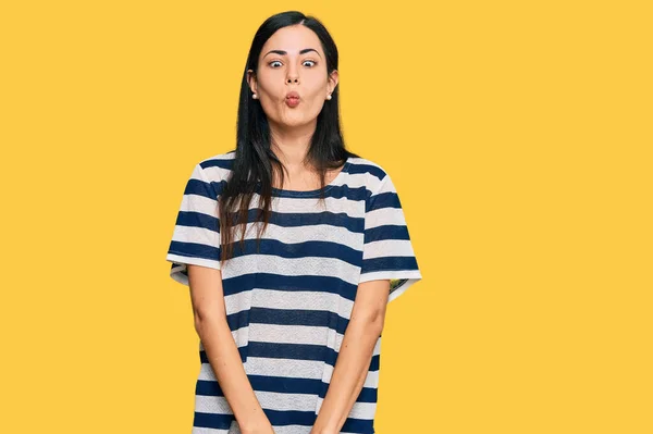 Mooie Jonge Vrouw Casual Kleding Vissengezicht Met Lippen Gek Komisch — Stockfoto