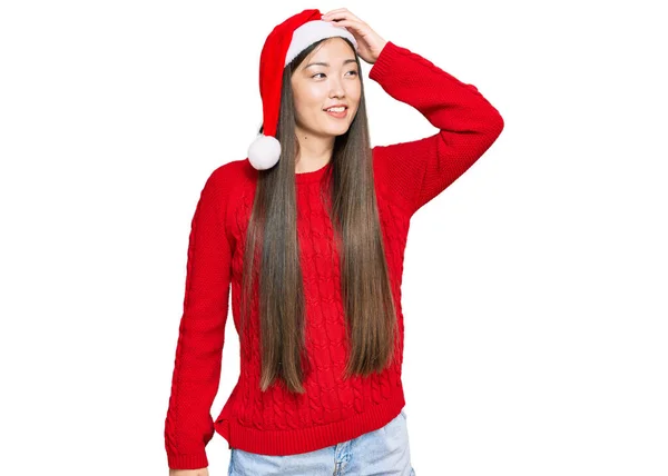 Joven Mujer China Con Sombrero Navidad Sonriente Seguro Tocar Cabello —  Fotos de Stock