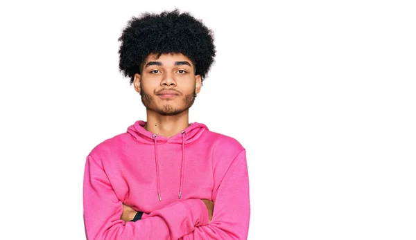 Fiatal Afro Amerikai Férfi Afro Hajjal Alkalmi Rózsaszín Pulóverben Szkeptikus — Stock Fotó