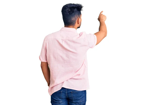 Schöner Lateinamerikanischer Junger Mann Lässigem Sommerhemd Posiert Rückwärts Und Zeigt — Stockfoto