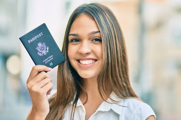 Hermosa Chica Adolescente Latina Sonriendo Feliz Celebración Estados Unidos Pasaporte —  Fotos de Stock