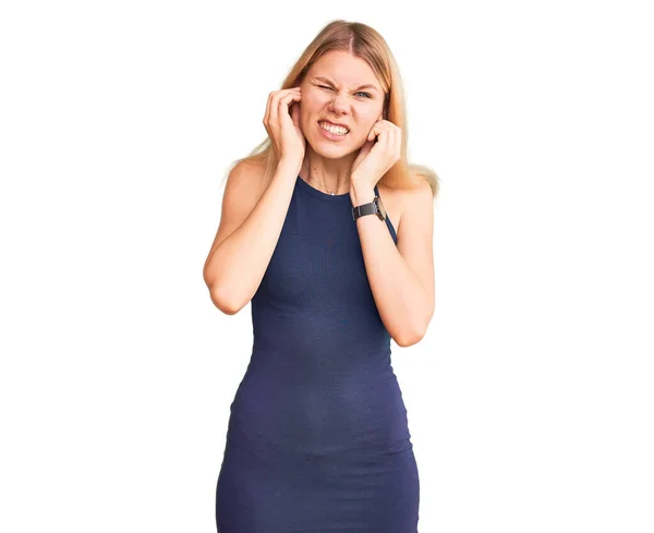 Νεαρή Όμορφη Ξανθιά Γυναίκα Φορώντας Casual Φόρεμα Που Καλύπτει Αυτιά — Φωτογραφία Αρχείου