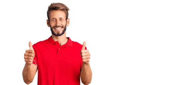 Beau Blond Homme Avec Barbe Portant Des Vêtements Décontractés Signe — Photo