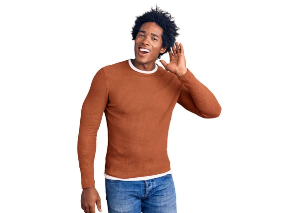 英俊的非洲裔美国男人 留着黑发 穿着休闲装 两手空空地听着流言或流言蜚语 聋的概念 — 图库照片