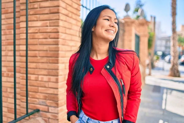 Jovem Mulher Latina Sorrindo Feliz Andando Cidade — Fotografia de Stock