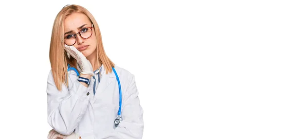 Vacker Kaukasisk Kvinna Klädd Läkare Uniform Och Stetoskop Tänkande Ser — Stockfoto