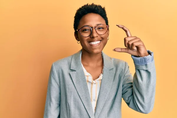 Chica Afroamericana Joven Con Chaqueta Negocios Gafas Sonriente Seguro Gesto —  Fotos de Stock