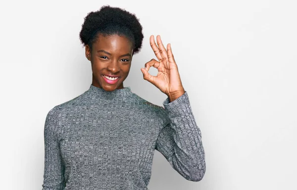 Νεαρή Αφροαμερικάνα Που Φοράει Casual Ρούχα Χαμογελώντας Θετικά Κάνει Σημάδι — Φωτογραφία Αρχείου