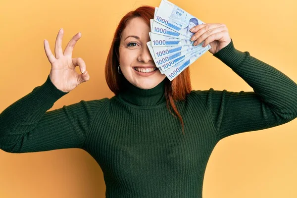 Mooie Roodharige Vrouw Met 1000 Zuid Koreaanse Won Bankbiljetten Oog — Stockfoto