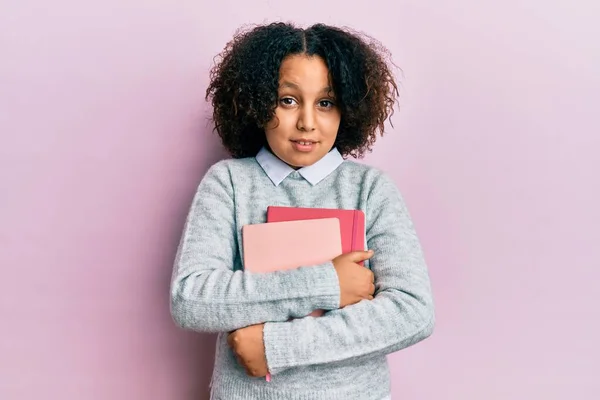 Ung Liten Flicka Med Afro Hår Håller Böcker Ledtrådar Och — Stockfoto