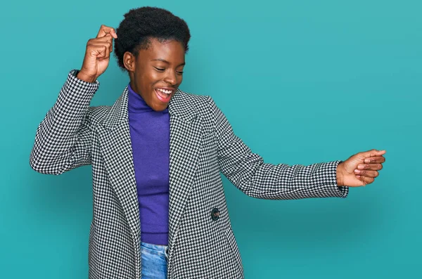 Jovem Afro Americana Vestindo Roupas Casuais Dançando Feliz Alegre Sorrindo — Fotografia de Stock