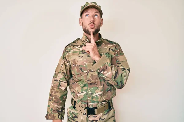Joven Hombre Caucásico Vestido Con Camuflaje Uniforme Del Ejército Pensando — Foto de Stock