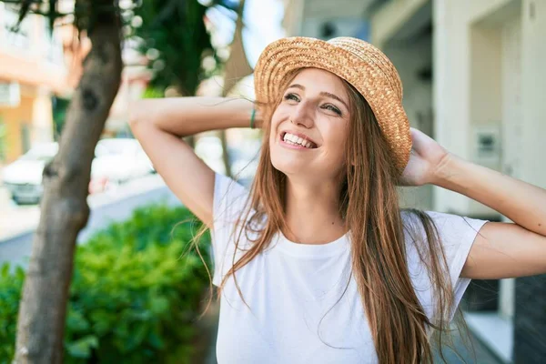 Mujer Rubia Joven Vacaciones Sonriendo Feliz Caminando Calle Ciudad — Foto de Stock