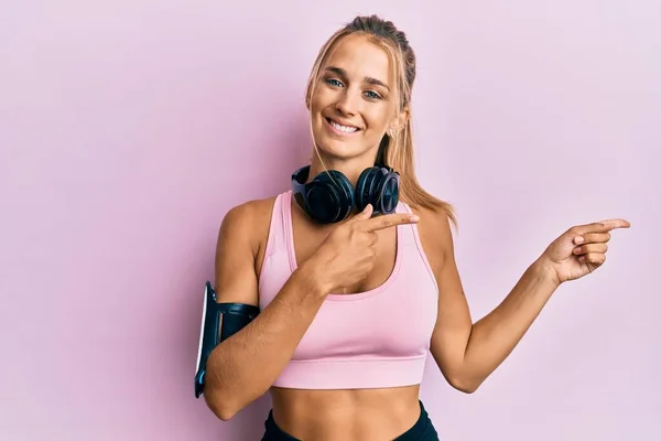 Mujer Rubia Joven Que Usa Ropa Gimnasio Usa Auriculares Sonriendo — Foto de Stock