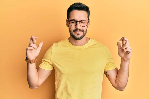 Ung Latinamerikan Man Klädd Vardagskläder Och Glasögon Gestikulerande Finger Korsade — Stockfoto