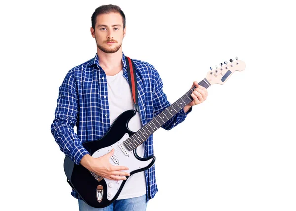 Młody Przystojny Biały Mężczyzna Gra Elektryczny Gitara Myślenie Nastawienie Trzeźwy — Zdjęcie stockowe